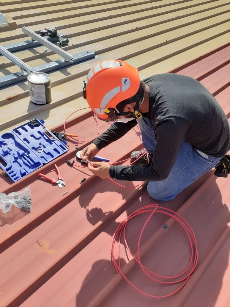 Equipo instalando paneles solares en Panamá
