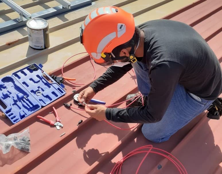 Equipo instalando paneles solares en Panamá